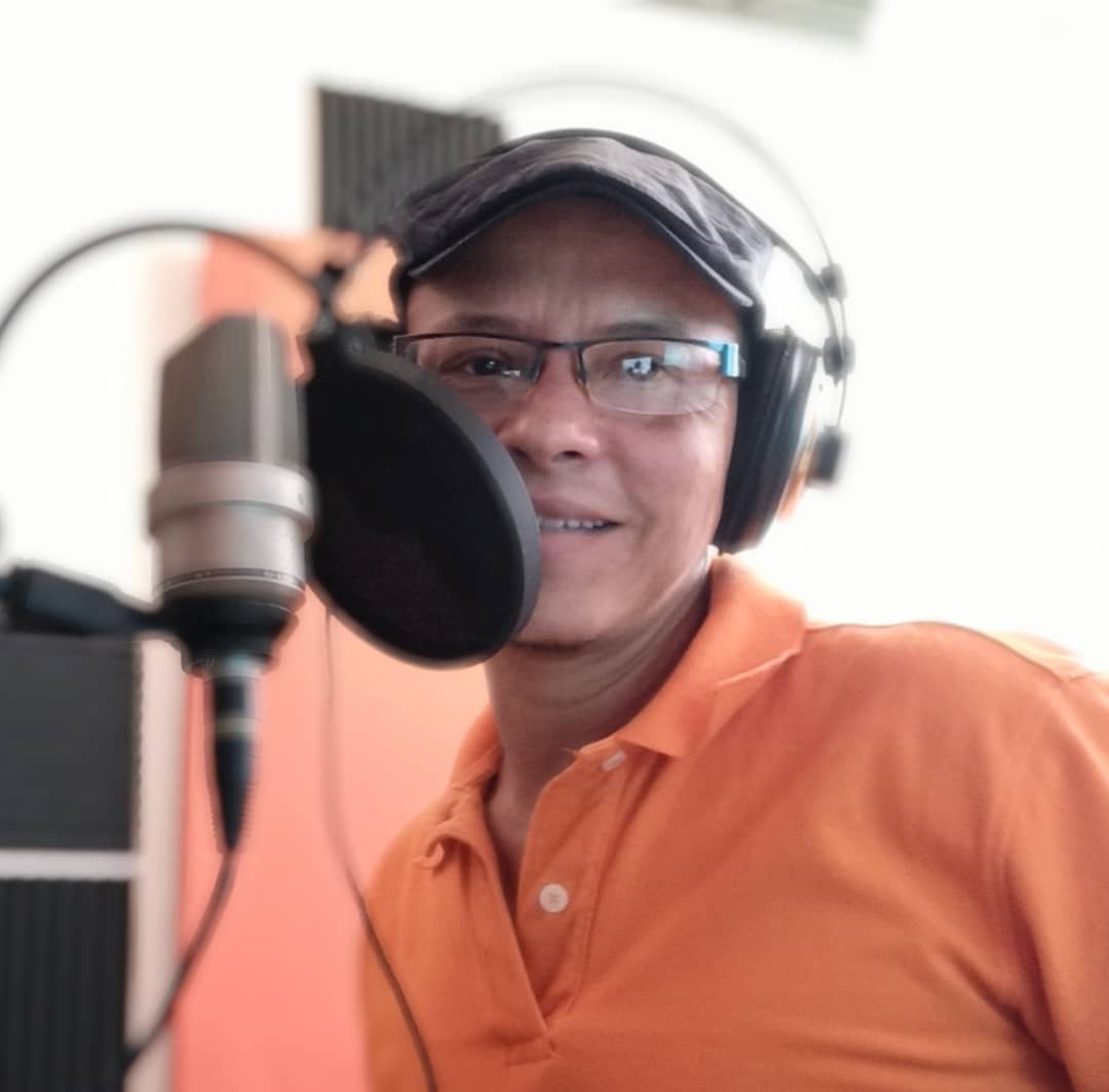 Carlos Cartaya frente al micrófono en el estudio de grabación